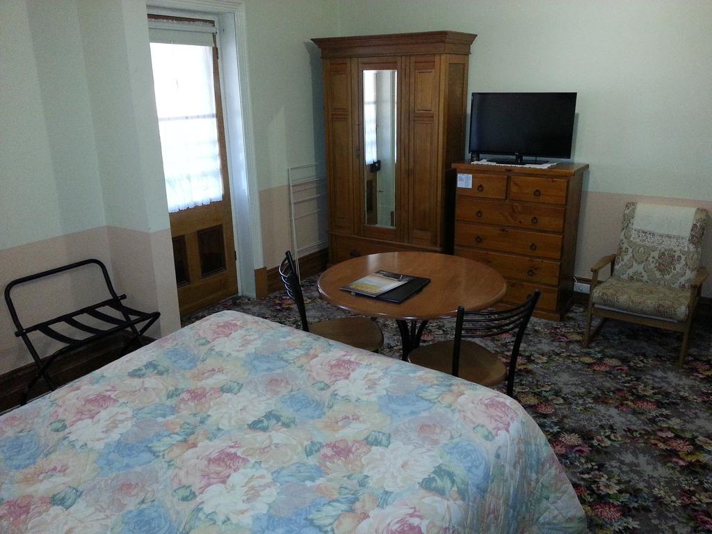 Sonbern Lodge Motel Уолару Стая снимка